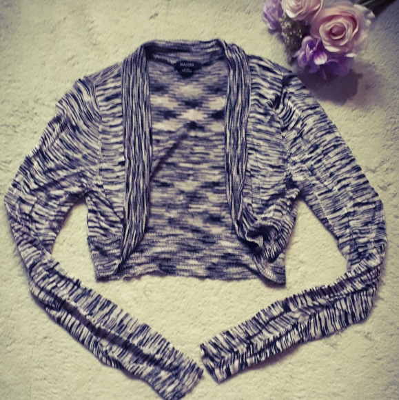 🥂 2/$15 Cute short sweater - Picture 1 of 8